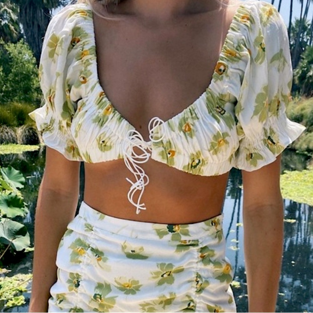 ISABELLES CABINET NWT FLORAL TIE FRONT SHIRRED RUFFLE SLEEVE SUMMER CROP TOP 🌞
